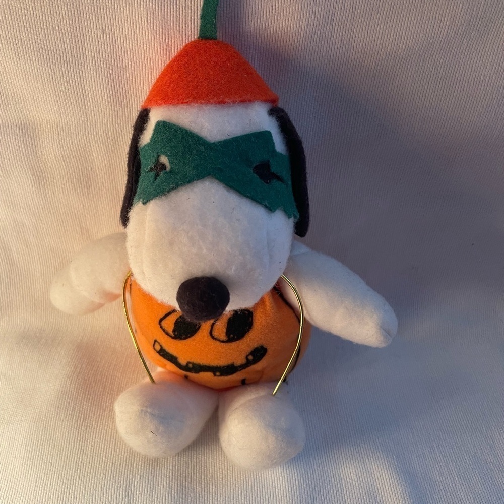 Whitman’s Halloween Snoopy Dracula and Snoopy Pumpkin Plush Set NWT - Picture 5 of 8